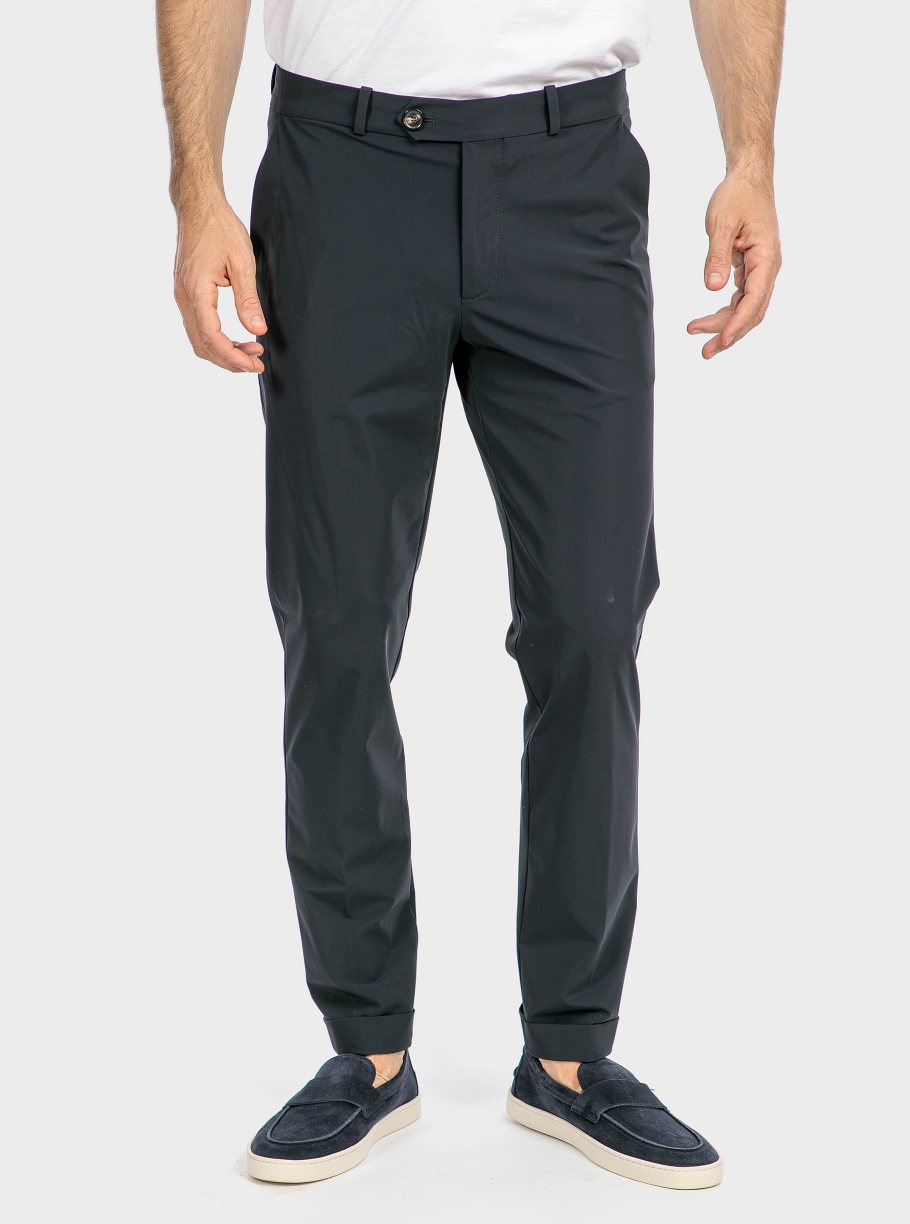 Pantalón chino técnico básico